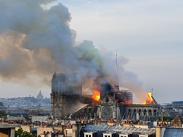 640px-Incendie_de_Notre_Dame_à_Paris._vue_depuis_le_ministère_de_la_recherche._10